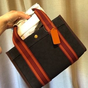 NWT Coach Spin Tote 27 In Signature Jacquard Style 150$ for one
Only dark color